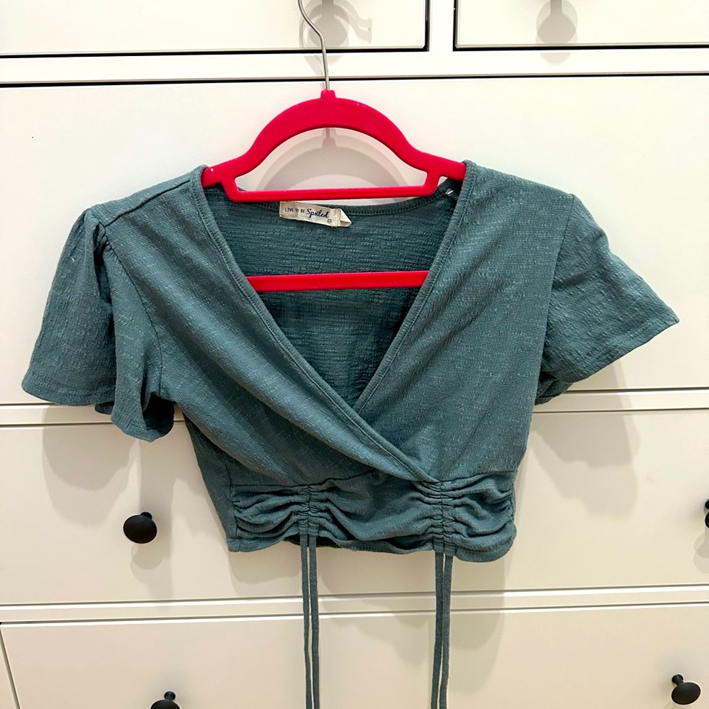 Live to be spoiled, light green, cropped t-shirt